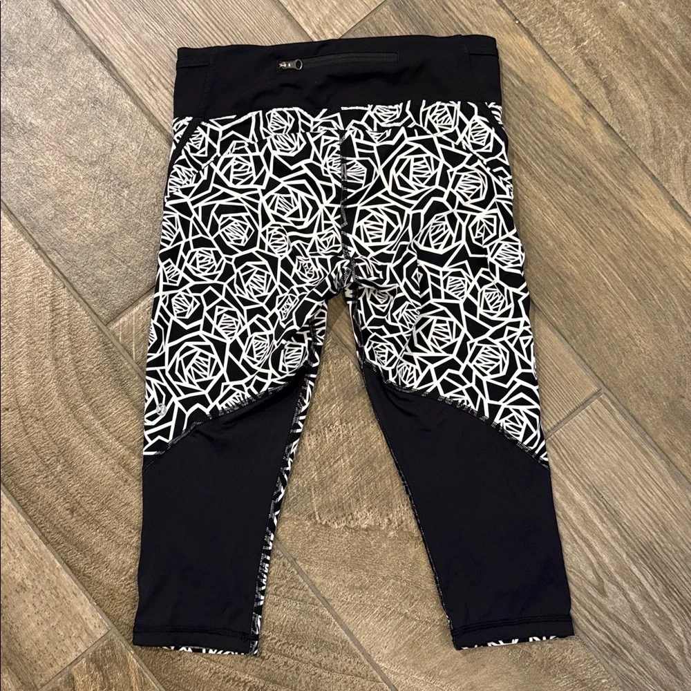 Lululemon Real Quick Crop Luxtreme Mesh Running Leggings Sz. 6 Posey Black White